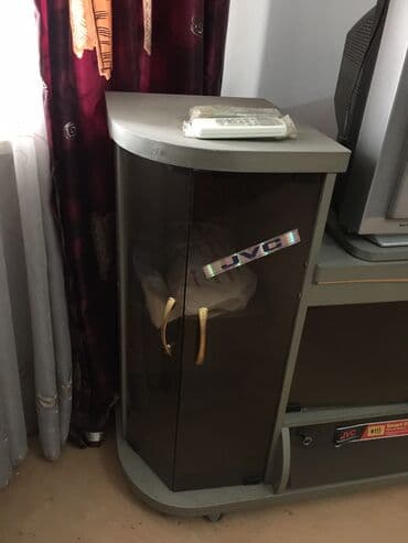 кока кола буквы под крышкой: Televizor altı — 3