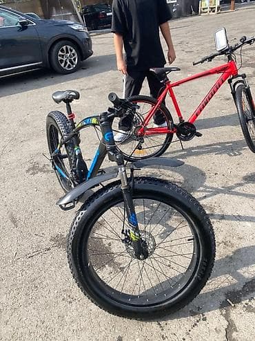 velosiped 20: Qara və mavi rənglərdə, enli təkərlərə malik Anmier velosipedi. Ön — 1