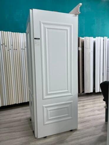 Ağ rəngdə, panelli dizaynlı daxili qapı. Qapının yuxarı və aşağı