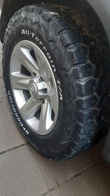 yan guzgu s: İşlənmiş Şin BFGoodrich 265 / 65 / R 17 — 2