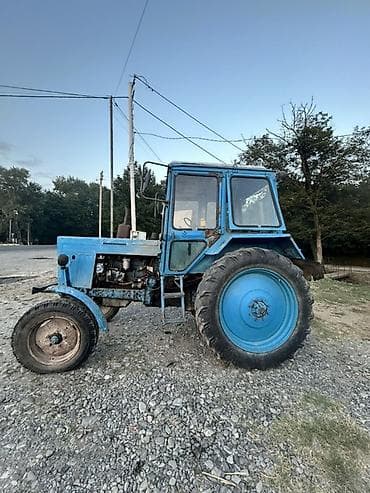 pajero təkəri: Kənd təsərrüfatı işləri üçün kabinalı traktor. Mavi rəngli, klassik — 2