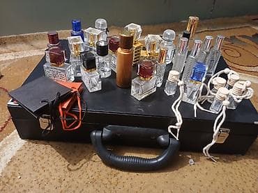 busi: Səyyar ətir satışı üçün xüsusu hazırlanmış çamadan. içərisində boş — 1