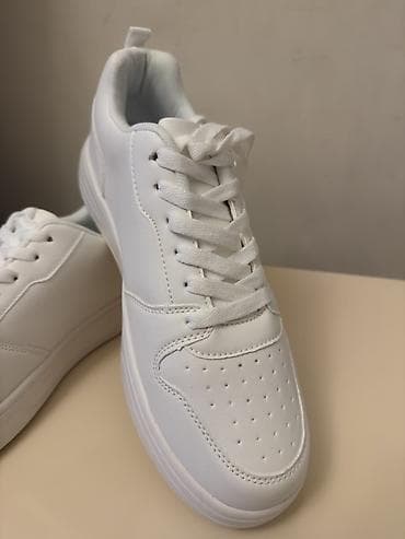 Krasofkalar və idman ayaqqabıları: Ağ rəngli unisex idman ayaqqabısı Yenidir istifade olunmayib — 2