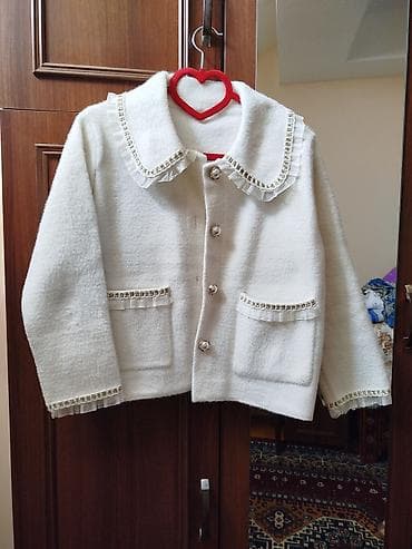 Головные уборы: Ağ rəngli qısa jaket/kardiqan. - Material: yumşaq toxuma (yun tərkibli — 1