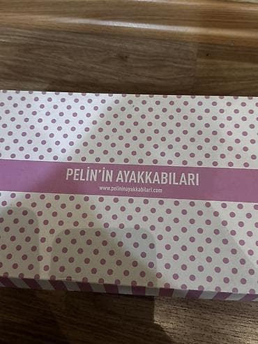 brend ayaqqabi: Pelinin Ayakkabilar yenidir geyinilmeyib
39 razmer 40 manat — 5