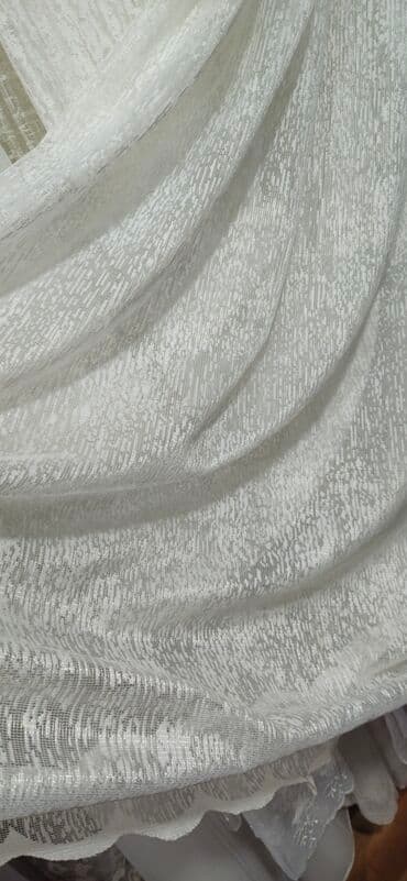 maqnit perde: Ağ rəngdə, zərif naxışlı tül pərdə. Otağa yüngüllük və incəlik qatır — 12