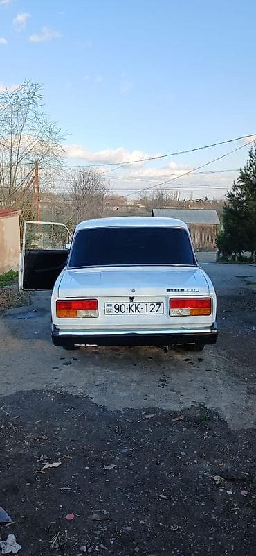 bmv f 10: VAZ 2107, ağ rəng, sedans Xüsusiyyətlər: - Klassik VAZ 2107 dizaynı — 5