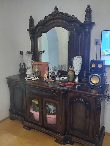 Klassik üslubda iri ölçülü taxta konsol-güzgü dəsti. Xüsusiyyətlər: -
