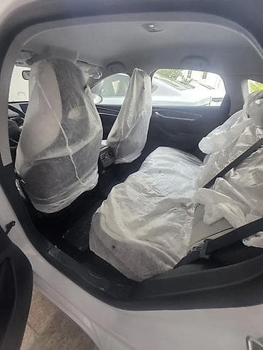 BYD Qin Plus DM-i sedan, ağ rəng. - Geniş, aerodinamik kuzov, ön — 3