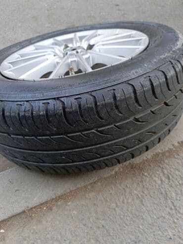 Yüngül lehimli disklərlə birlikdə avtomobil təkərləri dəsti. -