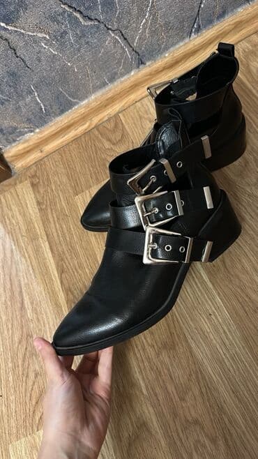 женские ботинки челси: Qadın üçün qara dəri qısa çəkmə PullAnd Bear Marka - Model: kəsikli — 1