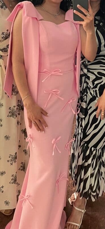 rus papağı: Çiyinlərdən aşağı uzanan geniş çiyin lentləri və ətək boyu simmetrik — 2