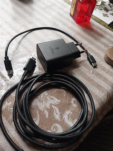 Samsung Adaptive Fast Charging divar adapteri və USB‑C kabel dəsti