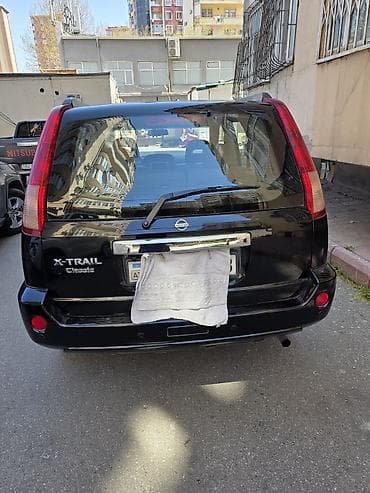nissan xtrail: Nissan X-Trail, qara rəng, şəhər və yolsuzluq üçün rahat — 6