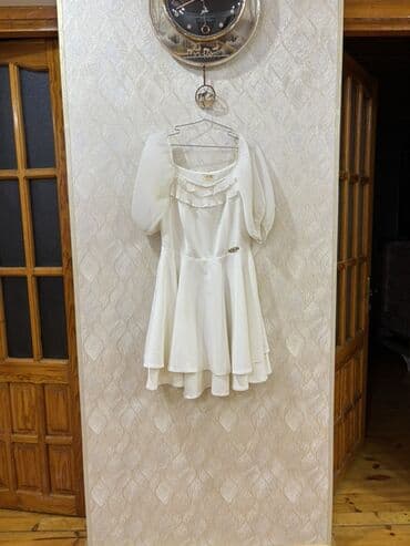 Kürklər: Qadın geyimləri dəsti - Ağ qısa don: dizüstü uzunluq, qat-qat ətək — 1