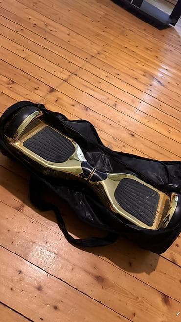 Qızılı rəngdə iki təkərli hoverboard (self-balance skuter)