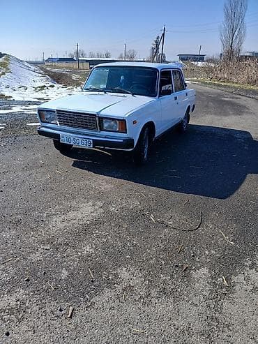 3 teker motor: VAZ 2107 sedan – ağ rəngli, 4 qapılı klassik kuzov. Mexaniki yan — 8