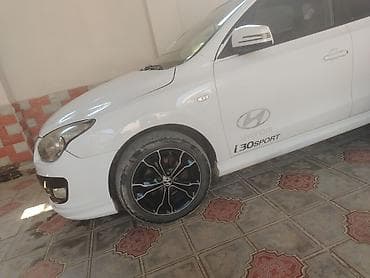 hyundai elantra 2012 model: Hyundai i30 Sport, ağ rəngli hetçbek. Xüsusiyyətlər və dizayn: - Ailə — 3