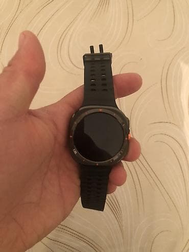 Ağıllı saat – idman üslubunda, dairəvi sensor ekranlı model. Qara