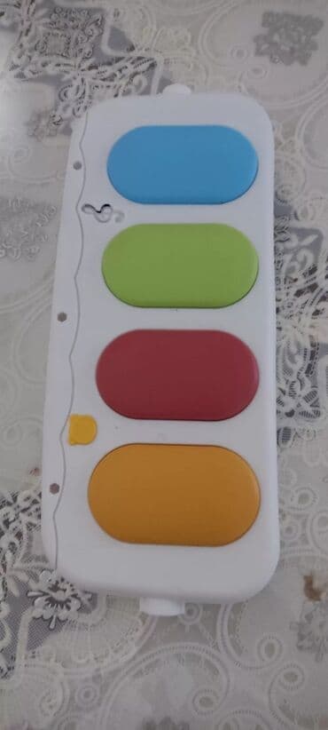 oyuncaq kukla: Klaviatura piano Piano düymələrinə basmaq və əyləncəli melodiyalar — 1