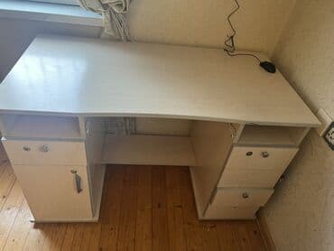 Quruducular: Kompyuter/iş masası – açıq ağ-qəhvəyi rəngdə, Möhkəm matrealdandir — 2