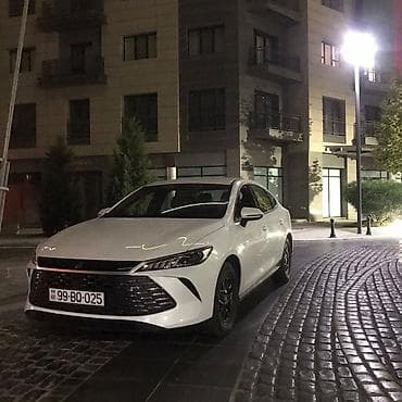 top az muravey: Ağ rəngli müasir sedan - Aqressiv və zərif ön dizayn: geniş bal — 1