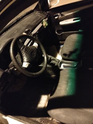 bmw e60 fara: Ağ rəngli 4 qapılı sedan avtomobil. Xüsusiyyətlər: - Ban növü: Sedan — 8