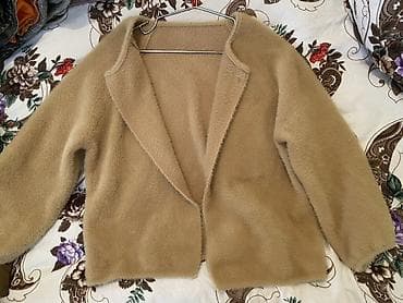 Tüklü toxumalı qadın jaketi – bej rəngdə, minimal dizayn — 1