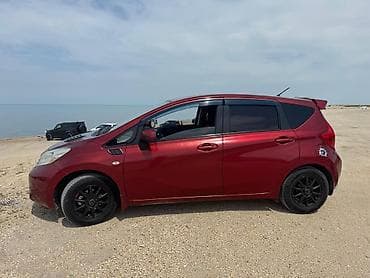 masin adlari ve sekilleri: Nissan Note, qırmızı rəng, həcmli şəhər hetçbeki. Xarici: - — 2