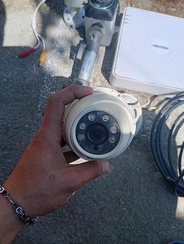 Müxtəlif tipli təhlükəsizlik kameraları və DVR-dən ibarət sistem