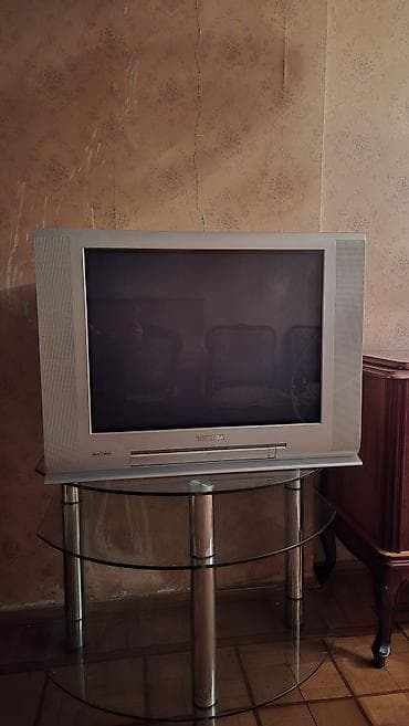 Toshiba kineskop televizor. Gümüşü rəngli korpusda klassik iri — 3