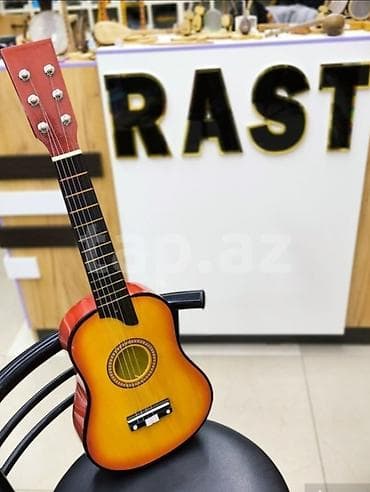 Gitara çox kiçik ölçüdə uşaqlar üçün oyuncaq formada Taxta gitara Rast — 1