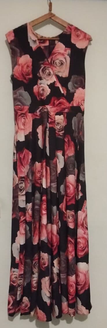 qadin donlari: Qadın paltarı – maxi uzunluq, dirsəküstü qolsuz dizayn. - Qara fon — 2