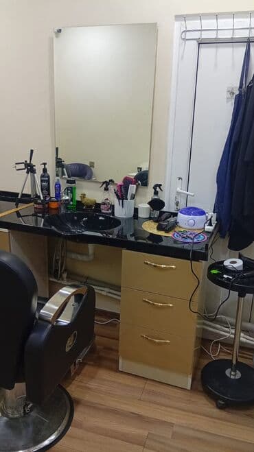 Qida məhsulları: Bərbərxana dəsti – 2 post - Qara parlaq daş üstlü iş masası, hər post — 5