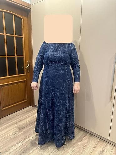 Tünd mavi rəngdə, parıldayan xətlər naxışlı uzun don. 44,46 razmerə