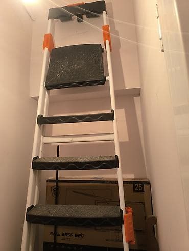 nerdivan: Mərtəbəli qatlanan nərdivan - Material: möhkəm metal karkas — 2
