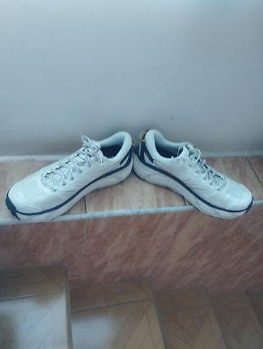 rende: HOKA One One kişi qaçış krossovkaları - Rəng: ağ, lacivərt detallarla — 2