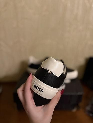 Krasofkalar və idman ayaqqabıları: BOSS kişi krosovkası – klassik qara-ağ dizayn - Model: Aşağı — 3