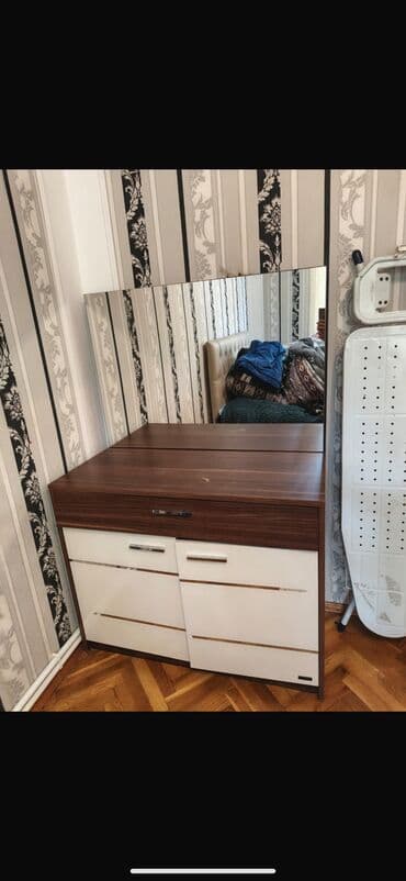 taxta komod: Güzgülü — 1