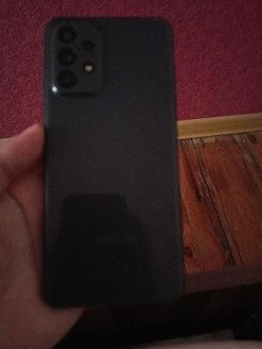 xiaomi note 2: Smartfon – arxa qapağı tünd rəngdə, mat səthli. Sol yuxarı küncdə — 1