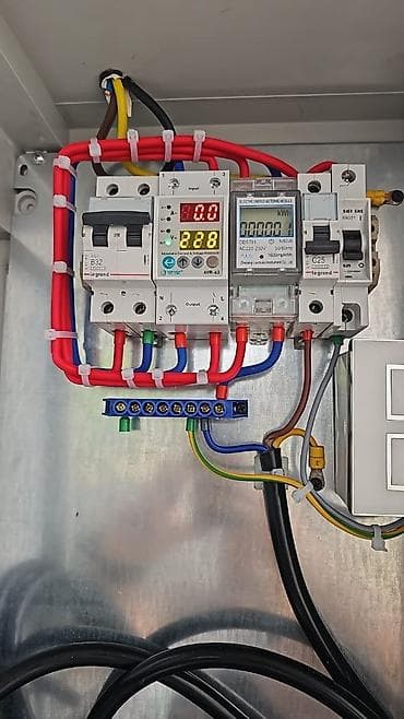 Fiqurlar: Elektrik ustası – ev və obyektlərdə elektrik işləri Peşəkar elektrik — 3