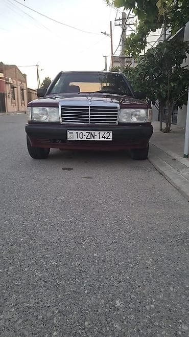 mercedes diskleri 16: Mercedes-Benz 190 (W201) sedan, tünd bordo rəngdə. Xüsusiyyətlər: - — 6
