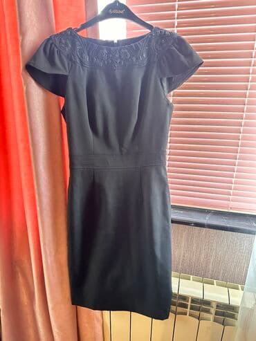 çiçəkli ətəklər: Qara klassik don - Dizayn: Diz boyu, qələm kəsimli siluet. Yuxarı — 2