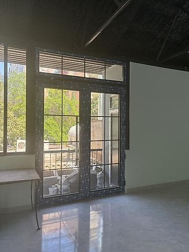 İcarəyə verilir: geniş vitrinli, işıqlı kommersiya sahəsi; - İki — 2