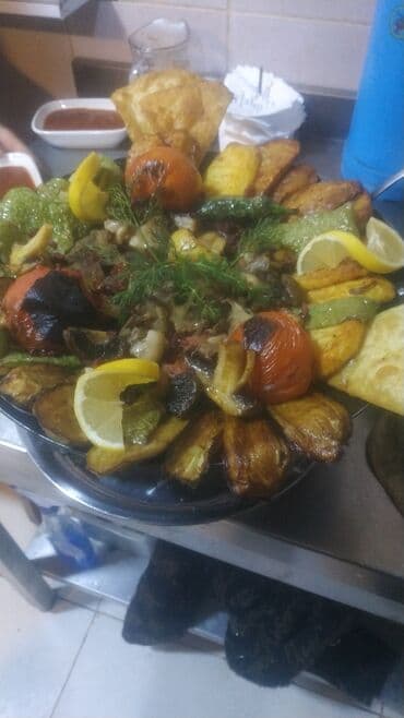 Sifarişlə hazır yeməklər: Məhsul: Qarışıq isti yemək boşqabı Təsvir: - Böyük servis boşqabında — 1