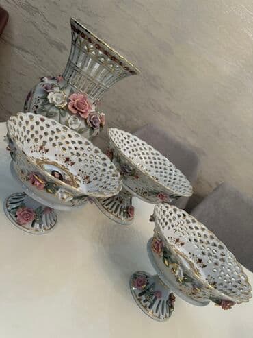 perfe: Bu dəstə zərif ağ rəngli farfor vaza və bir neçə zərli, oymalı qab — 1