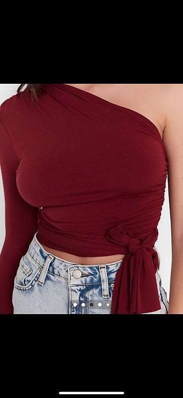 erotik geyim: Bordo rəngdə, bir çiyinli qadın topu. Asimmetrik dizaynlıdır: sağ — 2