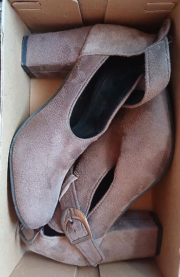 rezin cekme: Qadın ayaqqabısı – tünd qəhvəyi rəng, süet fakturalı material. Orta — 2