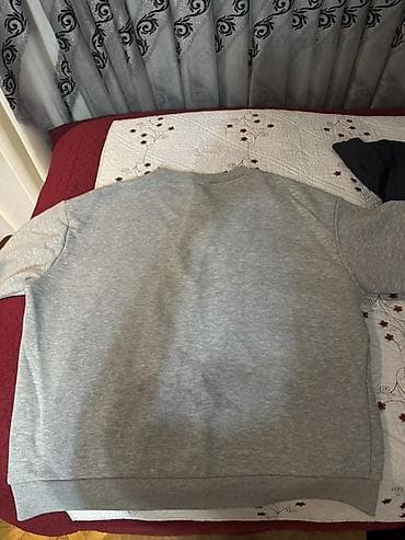 Boz rəngli sweatshirt - Ön dizayn: “WILDERNESS” yazısı, dağ və meşə