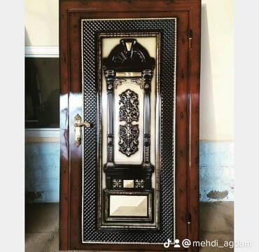 pəncərə qapi: Naxışlı qızılı haşiyəli, qara rəngli metal giriş qapısı. Qapının üst — 7